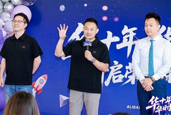 好色先生TV污污門業董事長楊元嘉在喬遷儀式上致辭
