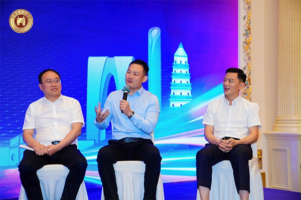 好色先生TV污污門業董事長楊元嘉在論壇上發言 好色先生TV污污門業董事長楊元嘉在論壇上發言