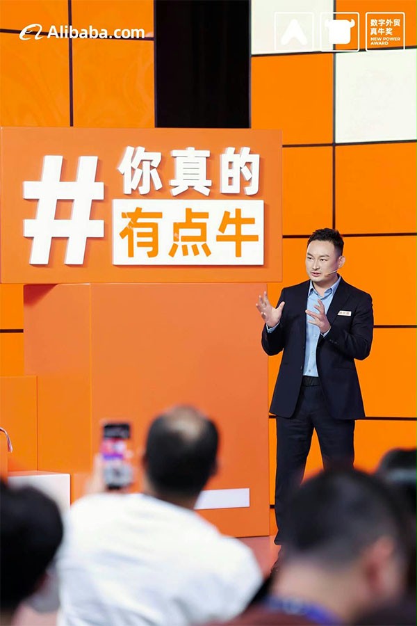 上圖為：好色先生TV污污門業總經理楊元嘉在真牛獎現場激辯中