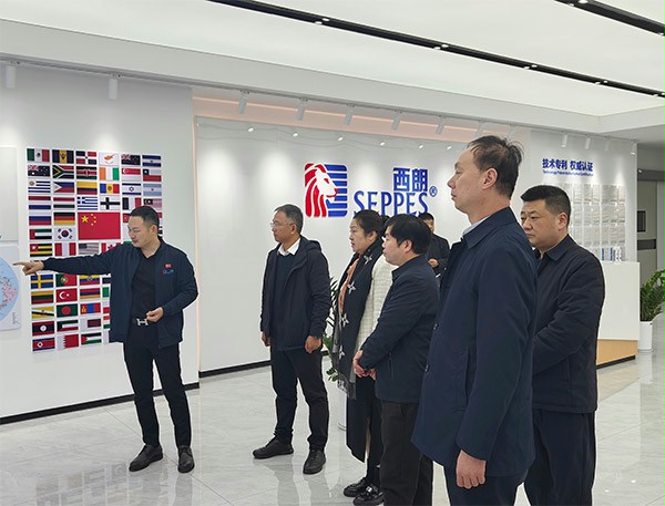 上圖為：楊元嘉董事長向來賓們介紹好色先生TV污污門業企業文化展廳