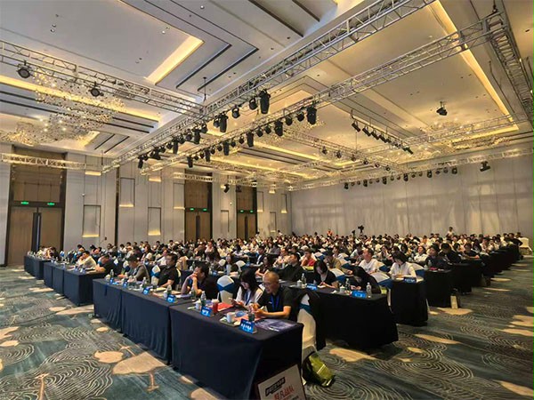 上圖為：峰會現場260多位企業家匯聚一堂