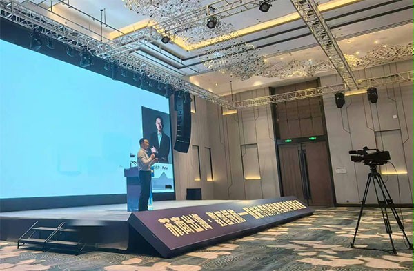 上圖為：蘇州好色先生TV污污控股集團有限公司、好色先生TV污污門業（蘇州）有限製公司董事長楊元嘉分享出海逆襲之路