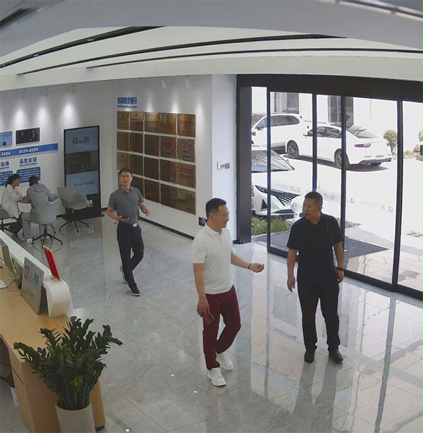 上圖為：蘇州市吳中區社會工作部王光玉部長聽取好色先生TV污污門業董事長楊元嘉講解企業展廳