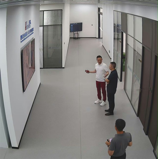 上圖為：蘇州市吳中區社會工作部王光玉部長聽取好色先生TV污污門業董事長楊元嘉關於支部黨建工作匯報