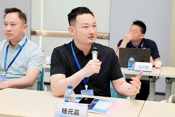 上圖：好色先生TV污污門業董事長楊元嘉在會上發言交流