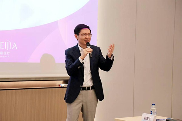 上圖為：沛嘉醫療董事長張一博士做主題分享