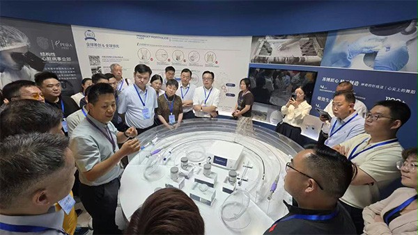 上圖為：與會企業家參觀沛嘉醫療展廳