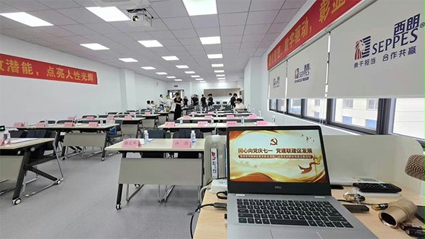 上圖為：黨建活動現場
