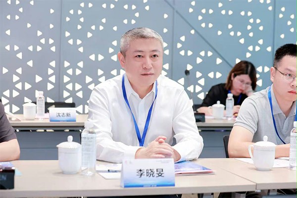 上圖：勝科納米董事長李曉旻博士與參會嘉賓現場交流